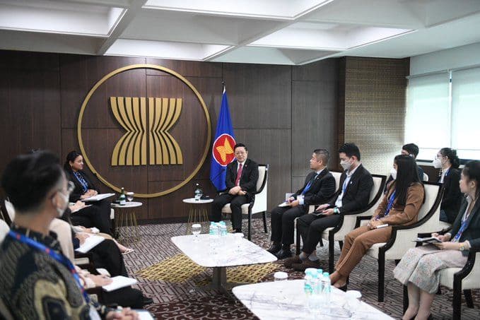 Secretary-General of ASEAN Dr Kao Kim Hourn met with 12 Attachment Officers from Cambodia